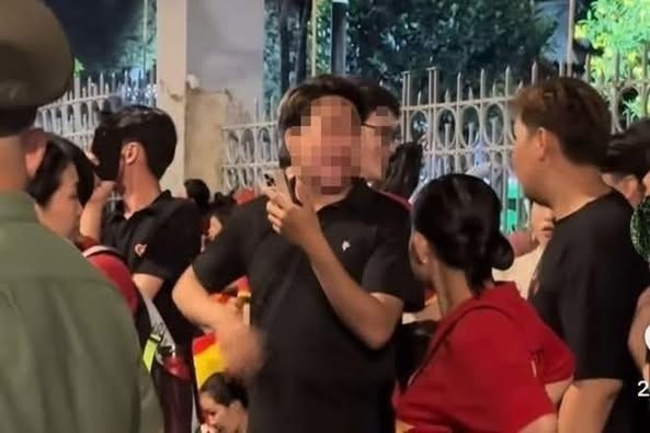 Sinh viên vô lễ với cựu chiến binh trong ngày kỷ niệm 50 năm giải phóng miền Nam, thống nhất đất nước.