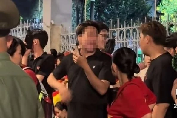 Sinh viên vô lễ với cựu chiến binh trong ngày kỷ niệm 50 năm giải phóng miền Nam, thống nhất đất nước.