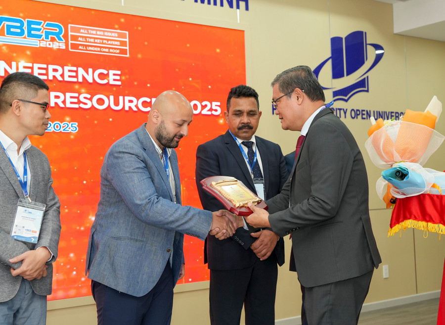 GS.TS Nguyễn Minh Hà, Hiệu trưởng Trường Đại học Mở TPHCM trao quà cho các diễn giả của hội thảo.