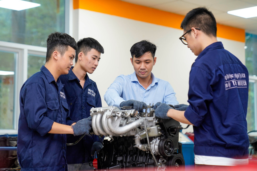 Sinh viên Trường Đại học Công nghệ TPHCM trong giờ học thực hành. Ảnh: HUTECH dsc3401.jpg