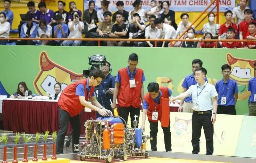 Đội thi của Trường ĐH Lạc Hồng tại cuộc thi Robocon Việt Nam năm 2024. Ảnh: LHU