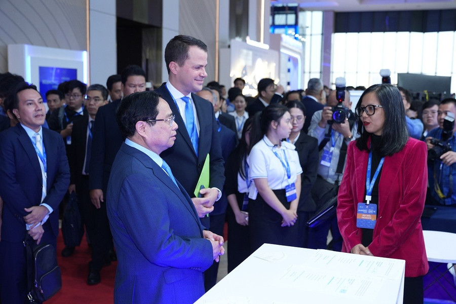 Thủ tướng Phạm Minh Chính tham quan gian hàng triển lãm công nghệ tại Diễn đàn Kinh tế mùa Thu 2025.