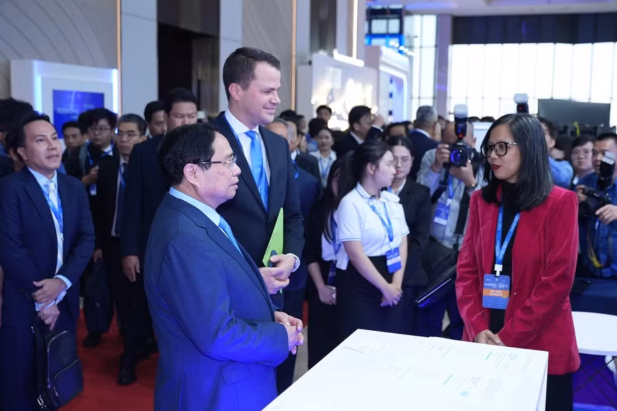 Thủ tướng Phạm Minh Chính tham quan gian hàng triển lãm công nghệ tại Diễn đàn Kinh tế mùa Thu 2025.