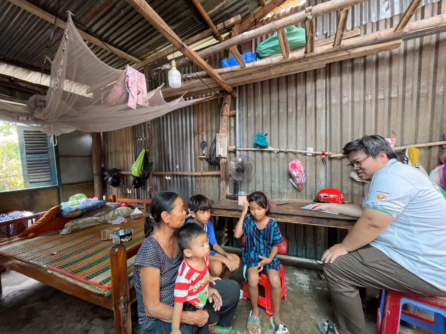 Bà ngoại em Thạch Ngọc Huy và đàn cháu nheo nhóc.