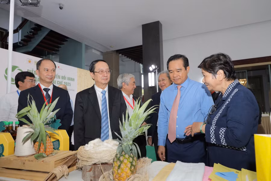 Các đại biểu tham quan gian hàng triển lãm tại diễn đàn. (Ảnh: Quốc Hải).