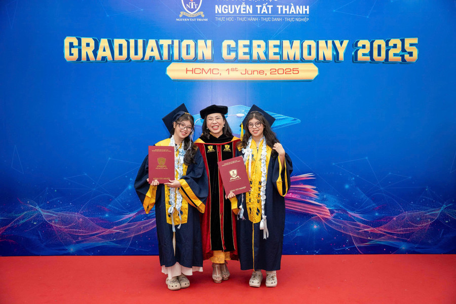 2 chị em Trương Kiều Trang và Trương Kiều Trâm – cùng là sinh viên ngành Điều dưỡng. z6660822632371-eb2f21fa03221b977ab41bdf3d9cc795.jpg
