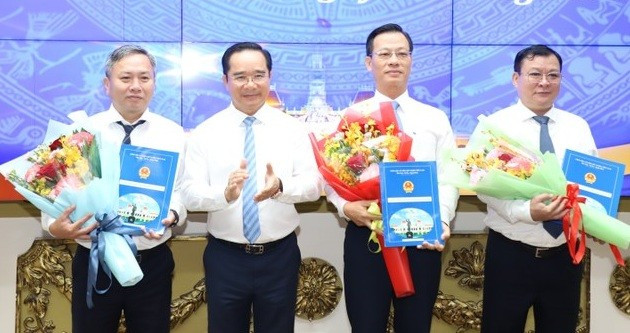 Chủ tịch UBND TPHCM trao quyết định bổ nhiệm nhân sự chủ chốt tại các đơn vị mới. (Ảnh: VGP)