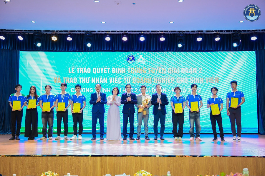 Sinh viên chương trình đại học 2 giai đoạn được trao Thư nhận việc chính thức từ các doanh nghiệp đối tác. vh-4.jpg
