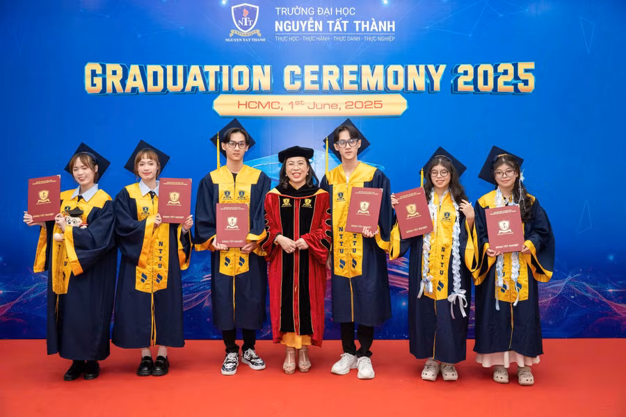 3 cặp song sinh cùng chụp ảnh với Hiệu trưởng Trường ĐH Nguyễn Tất Thành.