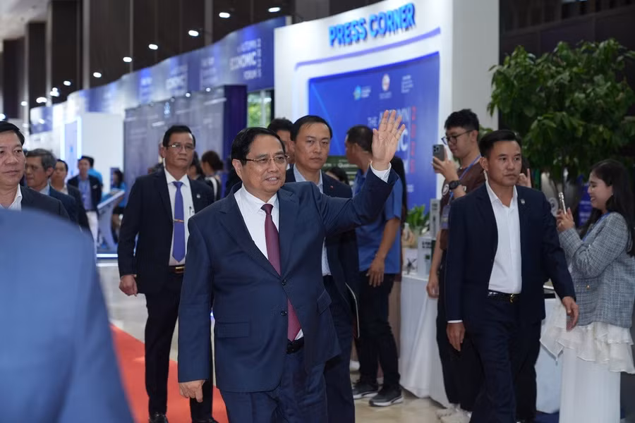 Thủ tướng Phạm Minh Chính đến tham dự và phát biểu tại Diễn đàn Kinh tế mùa thu 2025, sáng 26/11.