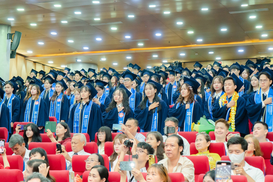 Trường ĐH Quốc tế Hồng Bàng tổ chức lễ tốt nghiệp và trao bằng bác sĩ, dược sĩ, kiến trúc sư, cử nhân cho gần 2.000 sinh viên. (Ảnh: HIU) dsc05876.jpg
