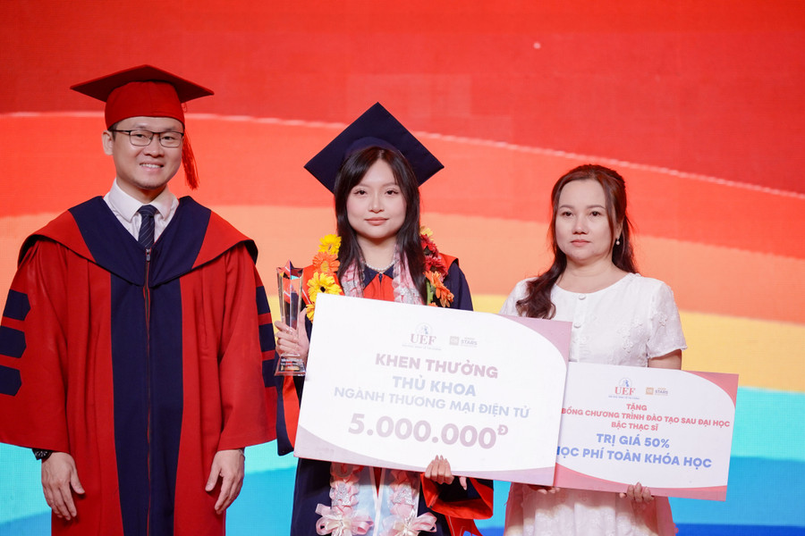 Thủ khoa ngành Thương mại điện tử - Trần Nguyễn Thanh Hà - nhận bằng tốt nghiệp và được vinh danh tại buổi lễ.