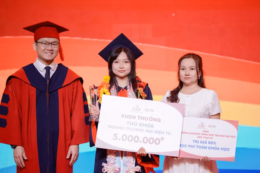 Thủ khoa ngành Thương mại điện tử - Trần Nguyễn Thanh Hà - nhận bằng tốt nghiệp và được vinh danh tại buổi lễ.