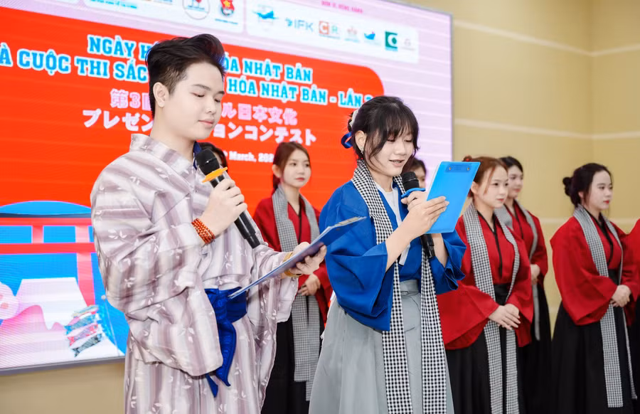 Học sinh nhiều trường THPT tại TPHCM hào hứng tham gia cuộc thi “Sắc màu văn hóa Nhật Bản”.