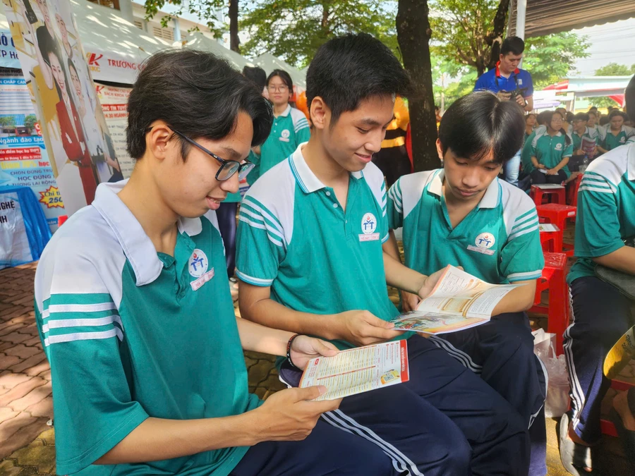 TPHCM đang đề xuất đưa tiết đọc sách vào chương trình học để nuôi dưỡng văn hóa đọc. Ảnh: H.P
