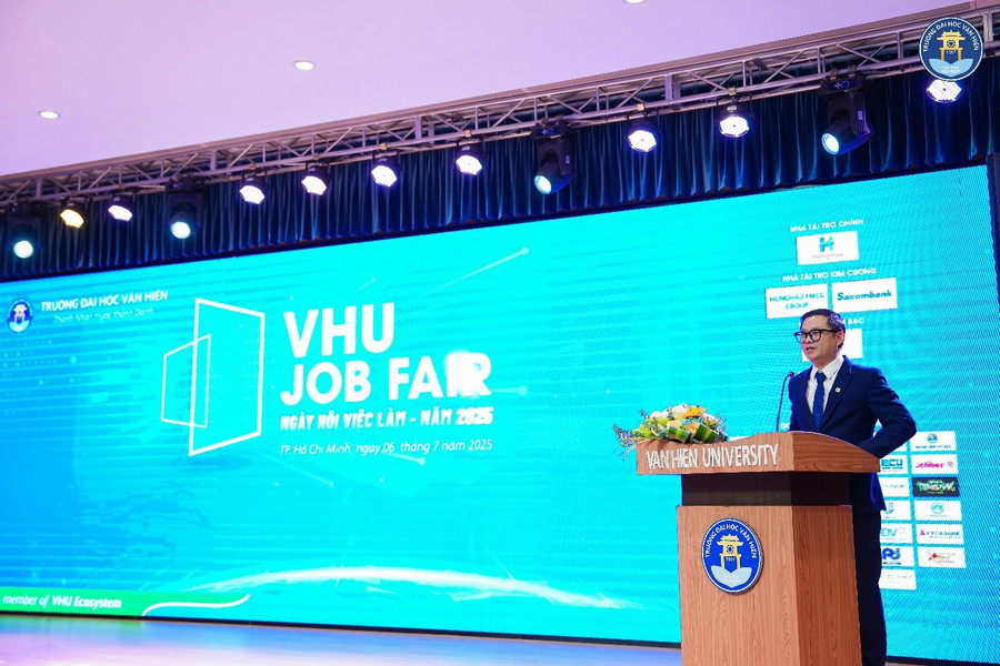 Tiến sĩ Lê Sĩ Hải – Giám đốc Điều hành Trường Đại học Văn Hiến phát biểu tại Lễ khai mạc Ngày hội việc làm 2025. vh-5.jpg