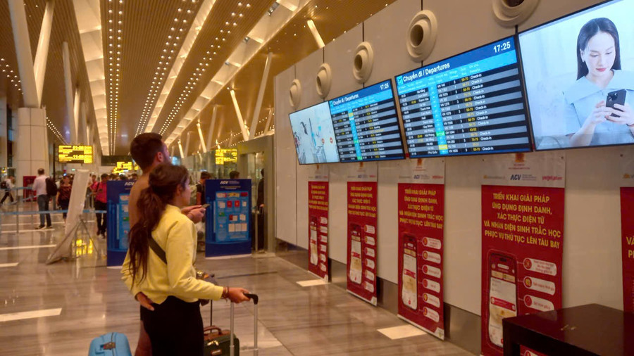 Khách kiểm tra thông tin về chuyến bay tại Nhà ga T3.