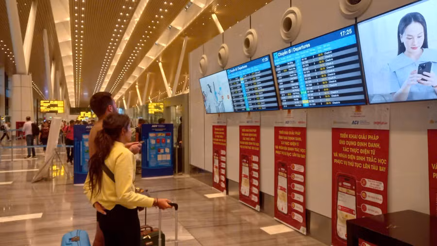 Khách kiểm tra thông tin về chuyến bay tại Nhà ga T3.