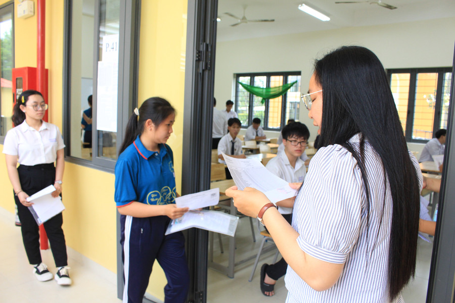 Học sinh vào phòng thi. (Ảnh: Quốc Hải) img-4546.jpg