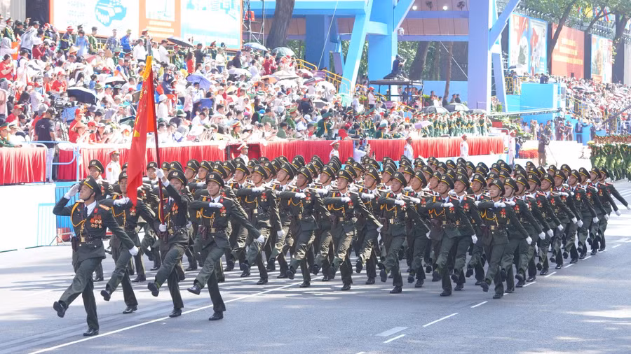 Sự kiện diễu binh kỷ niệm 50 năm thống nhất đất nước giúp ngành du lịch TPHCM tăng trưởng mạnh mẽ.