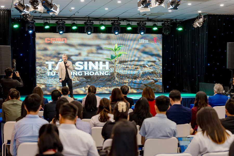 Ông Lê Quốc Vinh, Chủ tịch kiêm Tổng Giám đốc Le Group, Chủ tịch CSMO Vietnam trình bày tham luận về xử lý khủng hoảng truyền thông. (Ảnh: Tuyết Hương) cpn05383.jpg