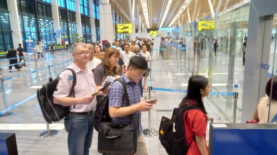 Khách xếp hàng vào khu vực kiểm tra an ninh tại Nhà ga T3. 0c4b05ec-4a84-47d5-b1d2-25c67b75159a.jpg