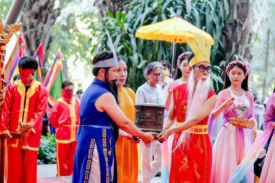 Trường đại học Văn Lang tổ chức lễ dâng hương tưởng nhớ Vua Hùng.