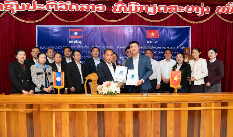 Đại diện Trường ĐH Nguyễn Tất Thành và Sở Giáo dục & Thể thao tỉnh Huaphanh ký kết biên bản hợp tác trong lĩnh vực giáo dục và đào tạo