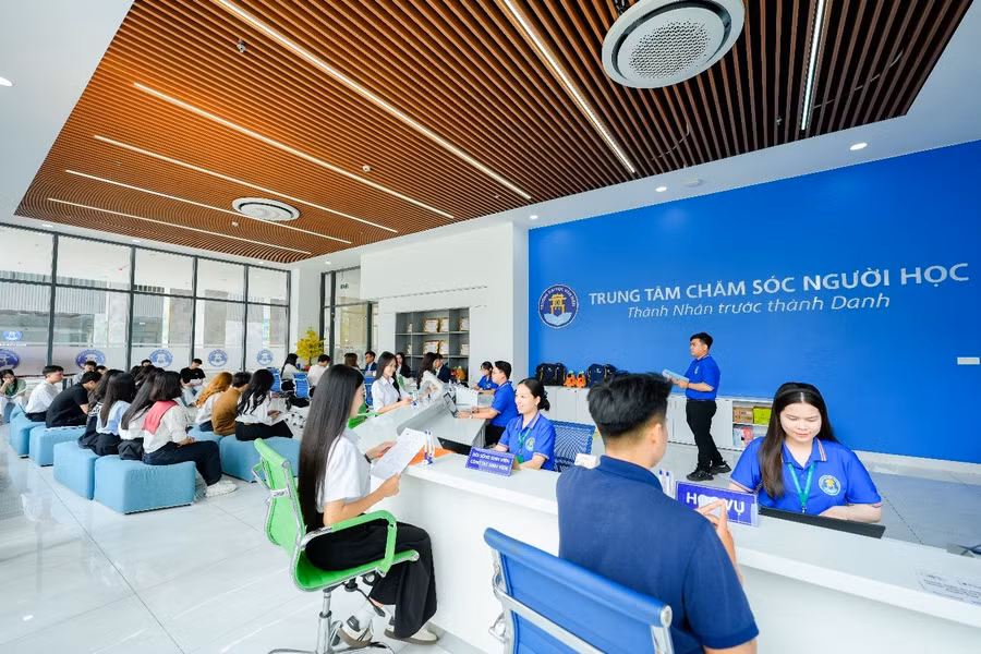 Đông đảo thí sinh đến Trường để đăng ký dự tuyển và tham gia chương trình myU.