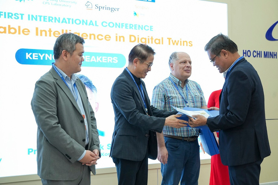 Trường ĐH Mở TPHCM trao chứng nhận cho đại diện các tổ chức tại Hội nghị quốc tế “Trí tuệ khả giải trong hệ song sinh số – EIDT 2025”.