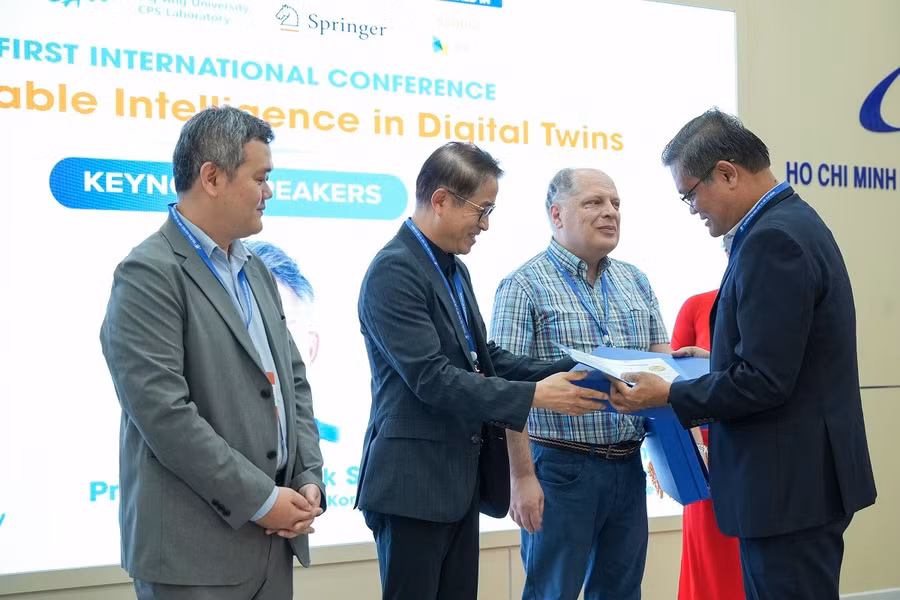 Trường ĐH Mở TPHCM trao chứng nhận cho đại diện các tổ chức tại Hội nghị quốc tế “Trí tuệ khả giải trong hệ song sinh số – EIDT 2025”.