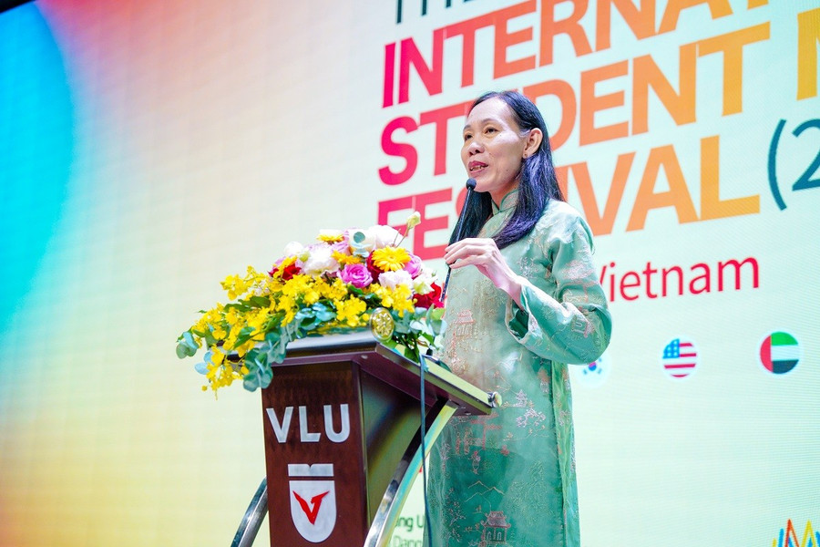 PGS.TS Trần Thị Mỹ Diệu - Hiệu trưởng Trường ĐH Văn Lang phát biểu khai mạc ISMA 2025. gth00921.jpg