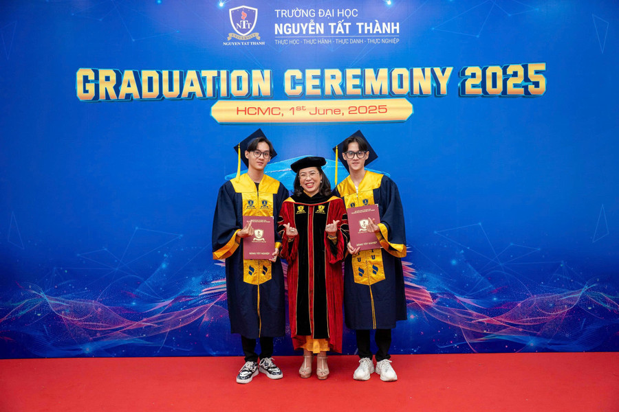 Nguyễn Ngọc Hiếu và Nguyễn Ngọc Trung – hai anh em sinh đôi đến từ Cần Thơ nhận bằng tốt nghiệp cùng lúc. z6660822722691-37552f424d4e6f44cec5967b649c9f15.jpg