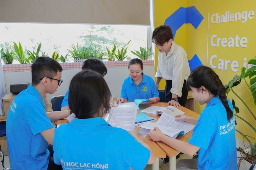 Thầy và trò LHU tìm hiểu triển khai ý tưởng cho dự án "Ứng dụng kết nối người khiếm thính". Ảnh: NVCC lac-hong.jpg