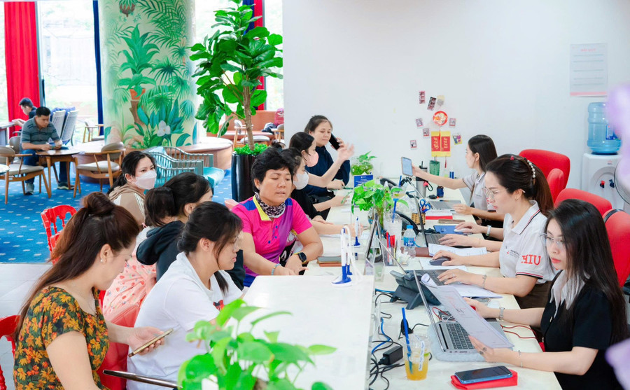 Thí sinh và phụ huynh tìm hiểu các ngành học tại HIU. (Ảnh: HIU) pic-5.jpg