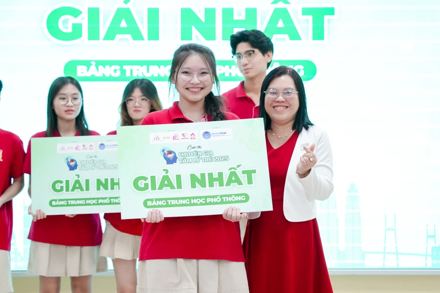 Thí sinh Lê Khánh Thy - học sinh Trường TH-THCS-THPT Hoàng Gia (Royal School) giành giải Nhất bảng THPT với đề tài "Card game: Sợi dây gắn kết gia đình".