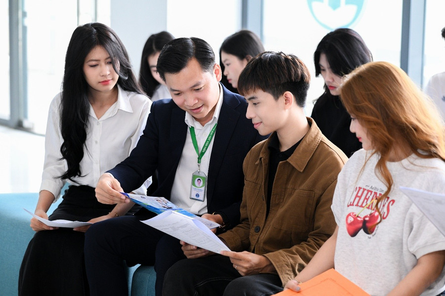 The consulting team is always ready to answer questions about admission regulations, provide advice, and provide career guidance based on candidates' abilities. vh2.jpg