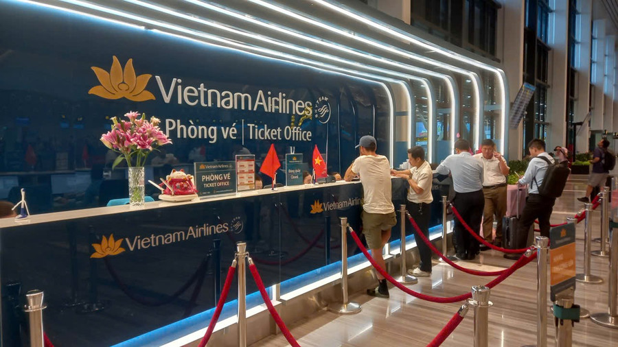 Khách làm thủ tục tại quầy vé Vietnam Airlines. c1a3f2a6-04a1-40c0-809b-b83ac14f358e.jpg