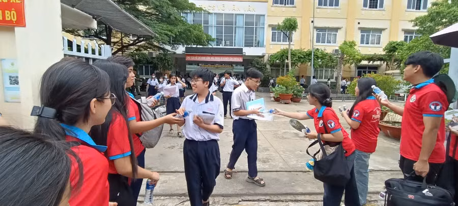 Thí sinh sau giờ thi Toán tại điểm thi Trường THCS Võ Văn Vân (huyện Bình Chánh). Ảnh: Quốc Hải