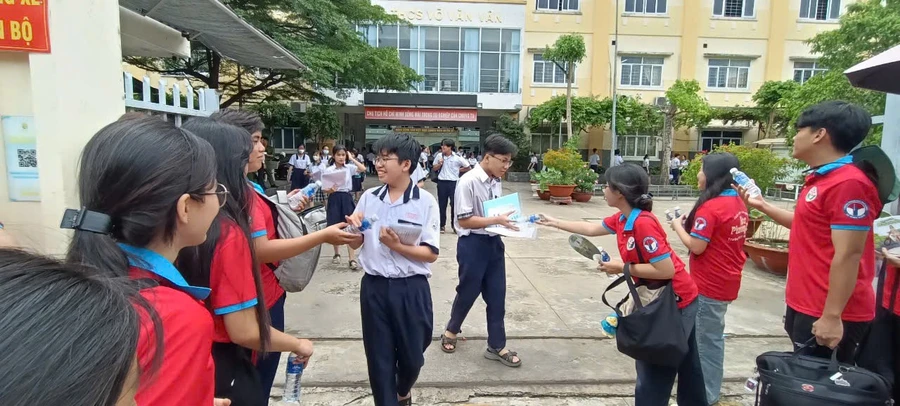 Thí sinh sau giờ thi Toán tại điểm thi Trường THCS Võ Văn Vân (huyện Bình Chánh). Ảnh: Quốc Hải