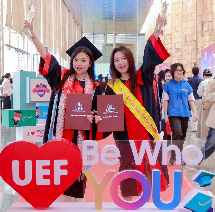 Thủ khoa ngành Thương mại điện tử - Trần Nguyễn Thanh Hà (bên trái) và chị gái. (Ảnh: UEF) chi-em-thu-khoa-ngoc-ha-thanh-ha.jpg