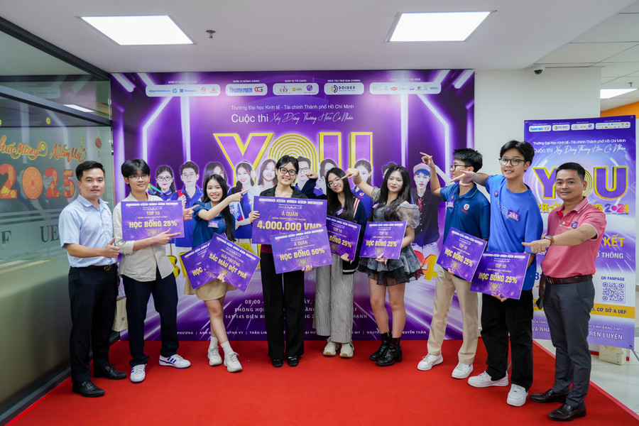Các thí sinh lọt vào TOP 10 cuộc thi xây dựng thương hiệu cá nhân – YouBranding 2024. Ảnh: UEF uef00155.jpg