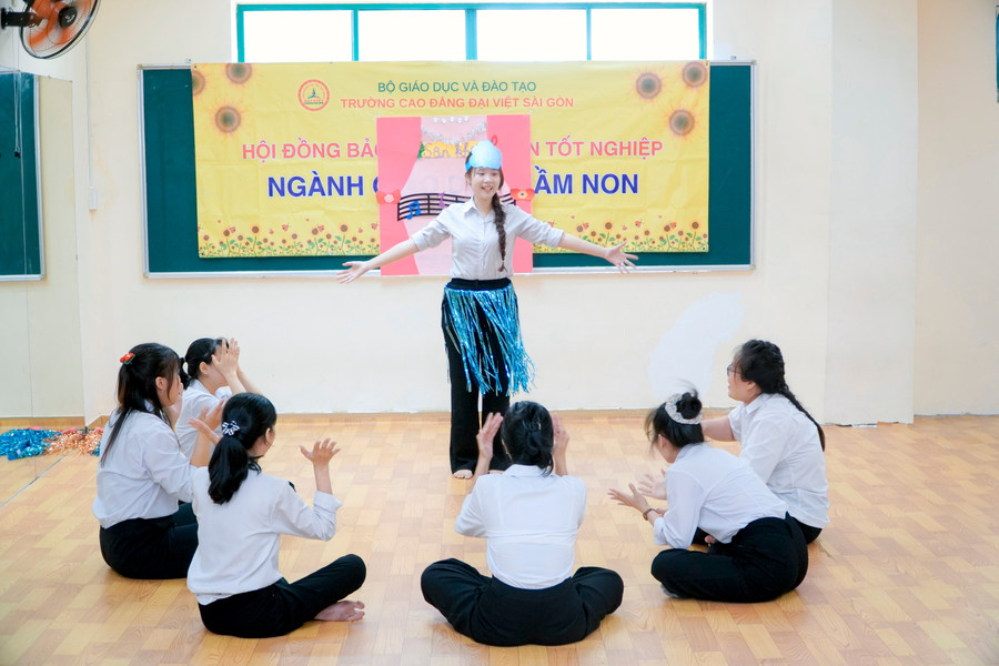 Sinh viên ngành Giáo dục mầm non thực hành ngay tại lớp học. dsc5548.jpg