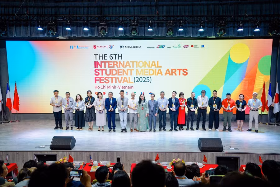 Trường ĐH Văn Lang tặng quà lưu niệm cho các chuyên gia quốc tế và trong nước.