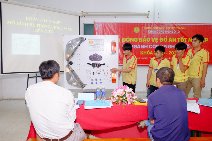 Sinh viên khoa Công nghệ Ô tô trình bày đồ án tốt nghiệp. dscf0785.jpg