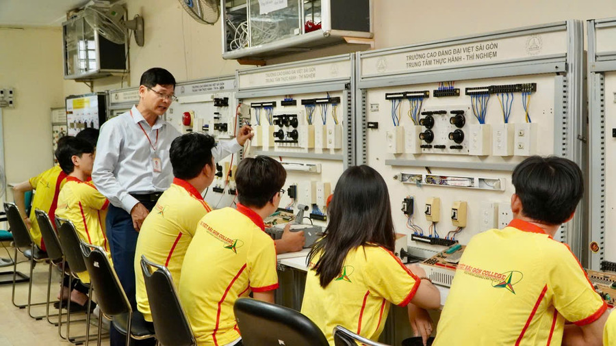 Sinh viên Trường Cao đẳng Đại Việt Sài Gòn trong giờ thực hành. 8-thuc-hanh-2.jpg