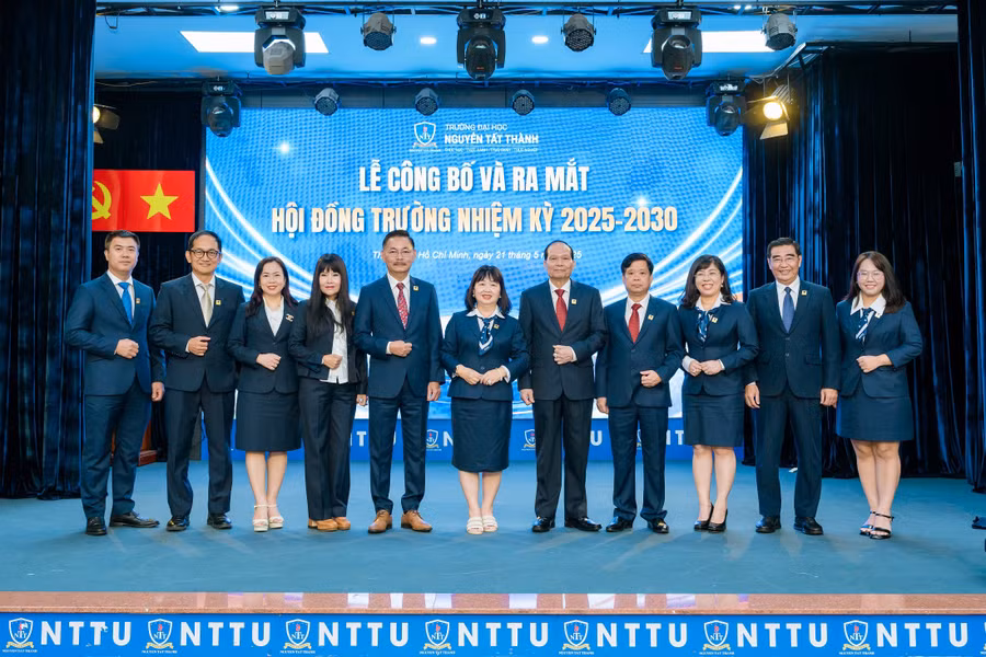 hoi-dong-truong-truong-dh-nguyen-tat-thanh-nhiem-ky-2025-2030.jpg