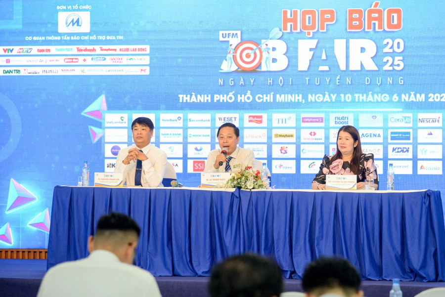 Đại diện nhà trường chia sẻ các thông tin về Ngày hội tuyển dụng tích hợp - Job Fair UFM 2025. Ảnh: UFM