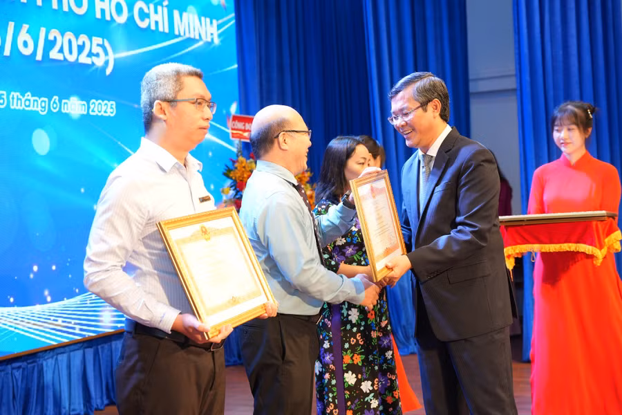 Thứ trưởng Nguyễn Văn Phúc trao Bằng khen của Thủ tướng Chính phủ tặng cho 4 tập thể xuất sắc, có những đóng góp nổi bật trong công tác từ năm học 2018-2019 đến năm học 2022-2023.