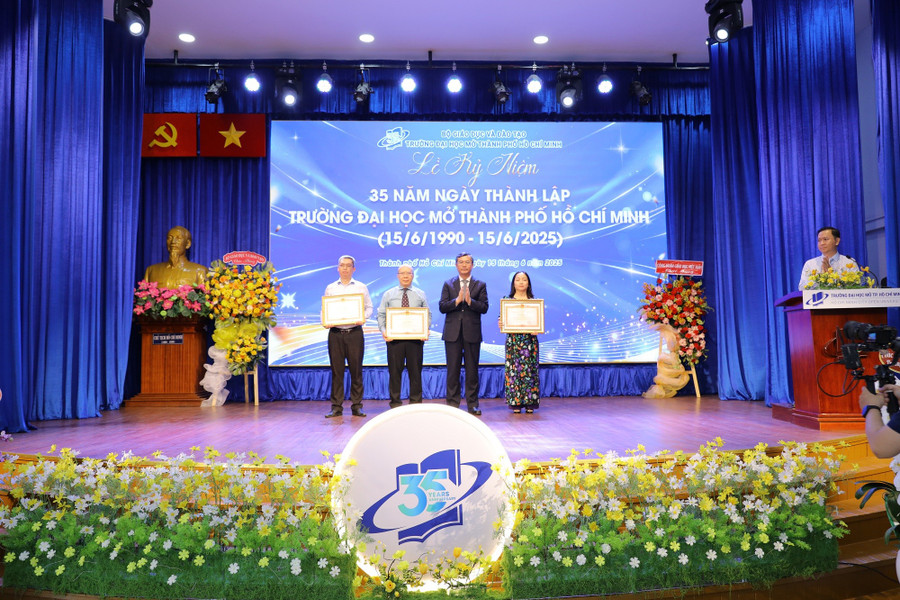 Những tập thể xuất sắc, có những đóng góp nổi bật trong công tác từ năm học 2018-2019 đến năm học 2022-2023 nhận Bằng khen của Thủ tướng Chính phủ. bang-khen-cua-thu-tuong-chinh-phu-trao-tang-cho-04-tap-the-xuat-sac-co-nhung-dong-gop-noi-bat-trong-cong-tac-tu-nam-hoc-2018-2019-den-nam-hoc-2022-2023.jpg